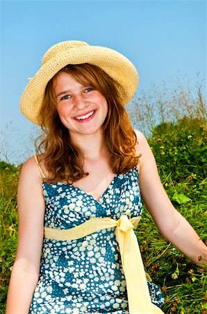 Young teenage girl sitting on summer meadow in straw hat Foto de stock - Super Valor sin royalties y Suscripción, Código: 400-05372362