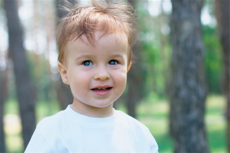 Close-up portrait of a smiling baby at the park Photographie de stock - Aubaine LD & Abonnement, Code: 400-05373118