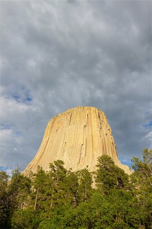 simsearch:400-05373667,k - Devils Tower National Monument rises above the forests of northeastern Wyoming. Photographie de stock - Aubaine LD & Abonnement, Code: 400-05373667
