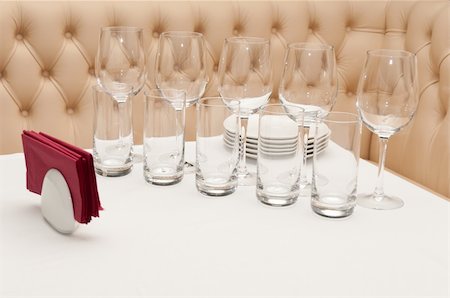 plate red wine glass - White table with glasses and plates with a leather divan on background. Focus on front glass. Stock Photo - Budget Royalty-Free & Subscription, Code: 400-05373694