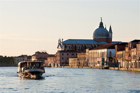 simsearch:400-05387621,k - Petit bateau à Venise au début de la matinée Photographie de stock - Aubaine LD & Abonnement, Code: 400-05373796