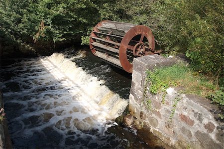 simsearch:400-04470243,k - they overgrew on background old river mill Photographie de stock - Aubaine LD & Abonnement, Code: 400-05373819