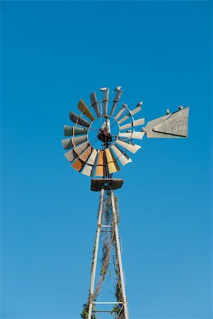 Traditional windmill pump extracting water from a well Photographie de stock - Aubaine LD & Abonnement, Code: 400-05373937