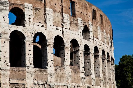 simsearch:400-05684630,k - Colosseum in Rome with blue sky, landmark of the city Foto de stock - Super Valor sin royalties y Suscripción, Código: 400-05384484