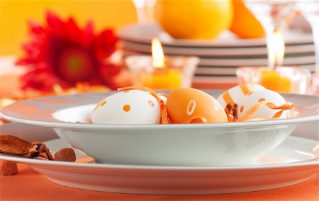 pot-pourri - Easter table setting in orange tones with candles and flower. Fotografie stock - Microstock e Abbonamento, Codice: 400-05384507