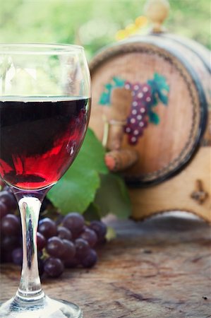 simsearch:400-08791429,k - Glass of red wine with fresh harvested grapes and wine barrel Stockbilder - Microstock & Abonnement, Bildnummer: 400-05384538