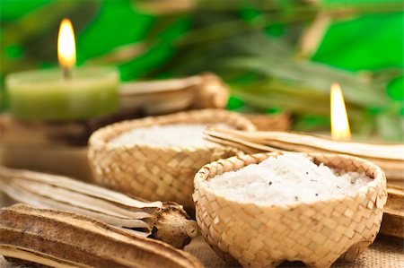 Aromatic bath salt in rustic straw bowls. Shallow depth of field. Photographie de stock - Aubaine LD & Abonnement, Code: 400-05384547