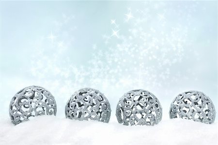 simsearch:400-04551895,k - Four silver Christmas ornaments in the snow Fotografie stock - Microstock e Abbonamento, Codice: 400-05384714