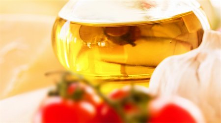 simsearch:400-04292292,k - Polive oil in glass jug with cherry tomatoes and garlic in the front. Fotografie stock - Microstock e Abbonamento, Codice: 400-05384735