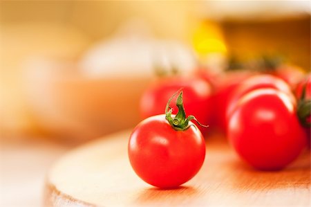 Cherry tomato on a wooden board. Shallow depth of field Foto de stock - Super Valor sin royalties y Suscripción, Código: 400-05384733