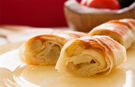 Potato filo pastry with vegetables and cutlery in the back. Photographie de stock - Aubaine LD & Abonnement, Code: 400-05384746