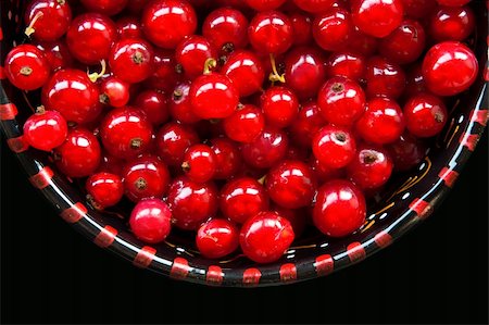 simsearch:400-05344250,k - Bowl of red currant isolated in black. Foto de stock - Super Valor sin royalties y Suscripción, Código: 400-05384804