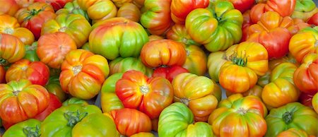 simsearch:400-03968431,k - Red and green colorful tomatoes on the market. Foto de stock - Super Valor sin royalties y Suscripción, Código: 400-05384843