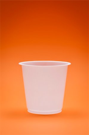 simsearch:400-06101480,k - An image of a white empty plastic cup on an orange background Stock Photo - Budget Royalty-Free & Subscription, Code: 400-05385162