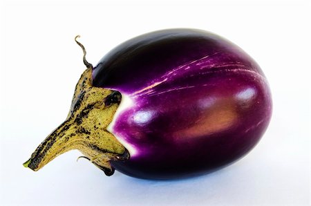 simsearch:400-04267736,k - Ripe aubergine on white background - clipping path Fotografie stock - Microstock e Abbonamento, Codice: 400-05385644