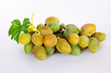 simsearch:400-04902855,k - Ripe grapes on white background Stock Photo - Budget Royalty-Free & Subscription, Code: 400-05385647