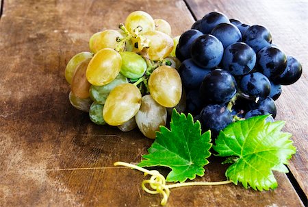simsearch:400-04902855,k - Ripe grapes on wooden table Stock Photo - Budget Royalty-Free & Subscription, Code: 400-05385648