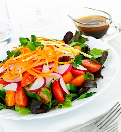 dining table plate dressing with picture - Plate of healthy green garden salad with fresh vegetables served with balsamic dressing Foto de stock - Super Valor sin royalties y Suscripción, Código: 400-05386089