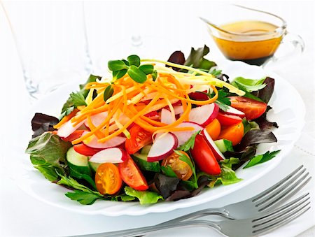dining table plate dressing with picture - Plate of healthy green garden salad with fresh vegetables served with balsamic dressing Foto de stock - Super Valor sin royalties y Suscripción, Código: 400-05386090
