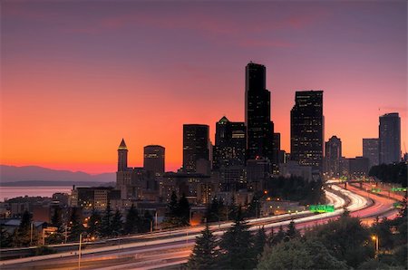 simsearch:400-08251766,k - Seattle downtown glowing red in hot summer, freeway traffic in foreground Photographie de stock - Aubaine LD & Abonnement, Code: 400-05386282