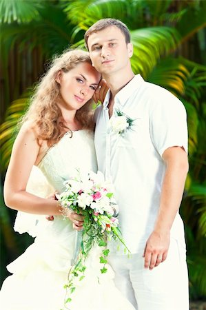 simsearch:400-04907285,k - Portrait of bride and groom in a tropical garden. Foto de stock - Super Valor sin royalties y Suscripción, Código: 400-05386299