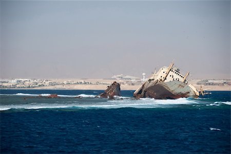 A shipwreck on a reef in the ocean, Egypt Photographie de stock - Aubaine LD & Abonnement, Code: 400-05387033