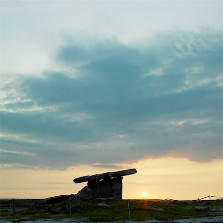 dolmen - Poulnabrone Dolmen, Burren, County Clare, Ireland Fotografie stock - Microstock e Abbonamento, Codice: 400-05387288