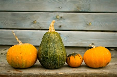 simsearch:614-03818705,k - The three bright pumpkins on a wooden bench Fotografie stock - Microstock e Abbonamento, Codice: 400-05387472
