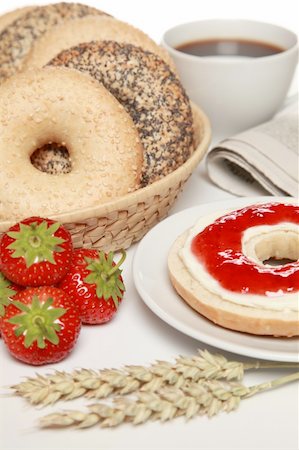 people eating bagels - Breakfast with fresh bagels served with cream cheese, strawberry marmalade, coffee and a newspaper Photographie de stock - Aubaine LD & Abonnement, Code: 400-05387568