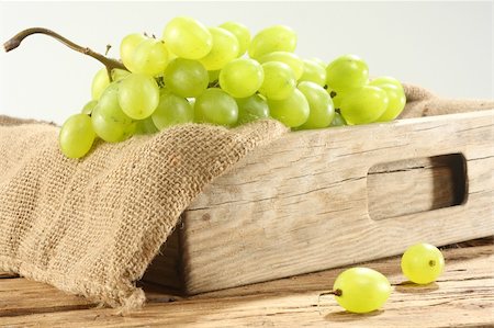 grape, grapes, food, fruit, eat, drink, wine, alcohol, smell, fresh, green, color, box, wooden, wood, desk, table, sun, light, sky, Foto de stock - Royalty-Free Super Valor e Assinatura, Número: 400-05387574