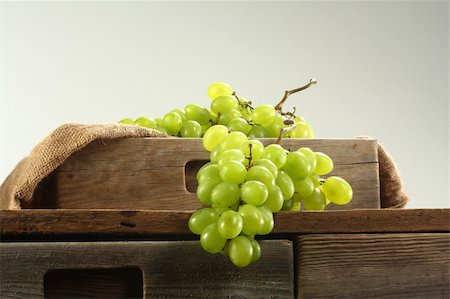 grape, grapes, food, fruit, eat, drink, wine, alcohol, smell, fresh, green, color, box, wooden, wood, desk, table, sun, light, sky, Foto de stock - Royalty-Free Super Valor e Assinatura, Número: 400-05387573