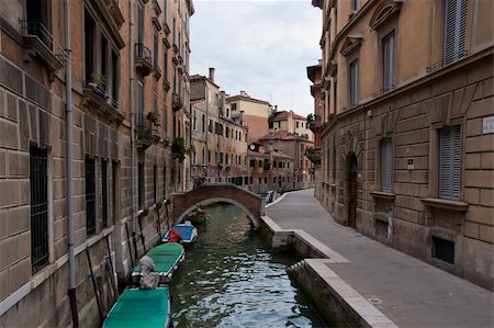 simsearch:400-05387777,k - Small bridge over the narrow canal in Venice Foto de stock - Royalty-Free Super Valor e Assinatura, Número: 400-05387617