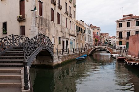 simsearch:400-05387777,k - Bridges over the canals in Venice, Italy Foto de stock - Royalty-Free Super Valor e Assinatura, Número: 400-05387619