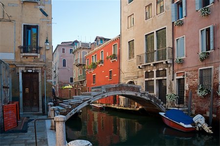 simsearch:400-05387777,k - The bridge over the small narrow canal in Venice, Italy Foto de stock - Royalty-Free Super Valor e Assinatura, Número: 400-05387780