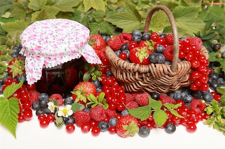 flowers in jam jar - Strawberries, red currants, raspberries and blueberries on white with a basket and a marmalade jar Foto de stock - Super Valor sin royalties y Suscripción, Código: 400-05387837