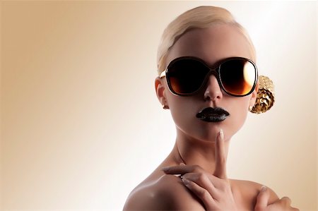 simsearch:400-04136122,k - fashion portrait of young blond woman with hair style black lips and wearing sunglasses over white Fotografie stock - Microstock e Abbonamento, Codice: 400-05387854