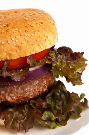 simsearch:400-06929112,k - Close up of a hamburger with lettuce, tomato and purple onion isolated on white. Foto de stock - Royalty-Free Super Valor e Assinatura, Número: 400-05387989