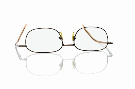 simsearch:400-04855630,k - reading glasses inverted on white background with reflection Foto de stock - Royalty-Free Super Valor e Assinatura, Número: 400-05388516
