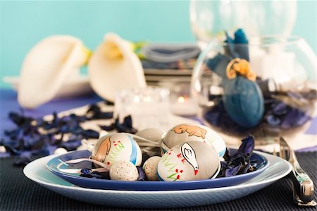 pot-pourri - Easter table setting in blue and white tones with candles and flower. Fotografie stock - Microstock e Abbonamento, Codice: 400-05389017
