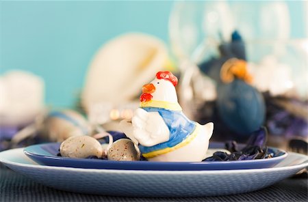 pot-pourri - Easter table setting in blue and white tones with chicken and Easter eggs. Fotografie stock - Microstock e Abbonamento, Codice: 400-05389018