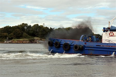 schlepper (boot) - tug boat on the river shannon at foynes in ireland with diesel fumes Stockbilder - Microstock & Abonnement, Bildnummer: 400-05380096