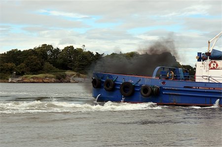 simsearch:400-04506484,k - tug boat on the river shannon at foynes in ireland with diesel fumes Stockbilder - Microstock & Abonnement, Bildnummer: 400-05380096