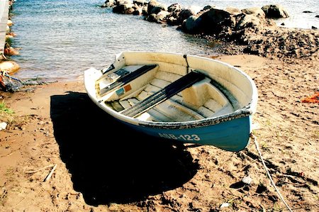 Boat laying on sandy beach at sunny day Photographie de stock - Aubaine LD & Abonnement, Code: 400-05380137