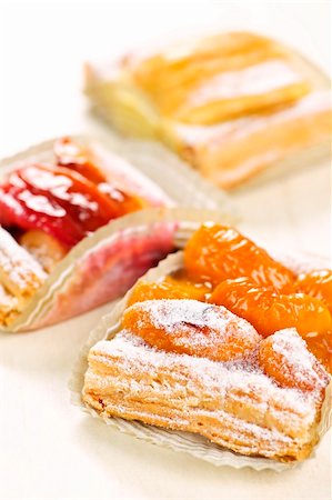 strudel - Closeup on slices of flaky fruit strudel desserts Fotografie stock - Microstock e Abbonamento, Codice: 400-05380236