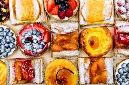strudel - Background of assorted fresh sweet tarts and pastries from above Fotografie stock - Microstock e Abbonamento, Codice: 400-05380254