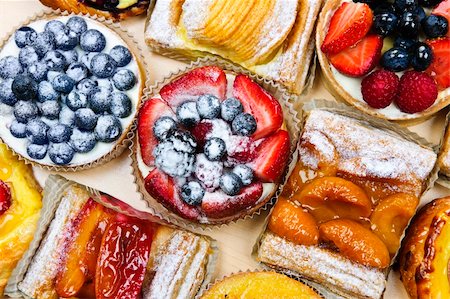strudel - Background of assorted fresh sweet tarts and pastries from above Fotografie stock - Microstock e Abbonamento, Codice: 400-05380255