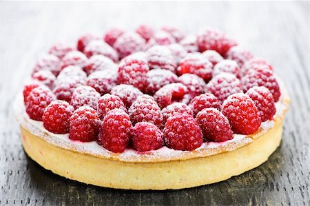 Fresh dessert fruit tart covered in raspberries Photographie de stock - Aubaine LD & Abonnement, Code: 400-05380261