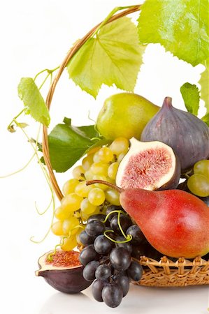 simsearch:400-05194830,k - Wicker basket with fresh fruit and vine. Stockbilder - Microstock & Abonnement, Bildnummer: 400-05380672