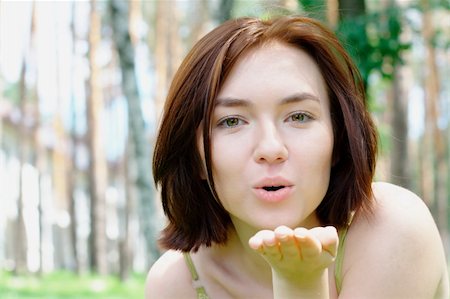 rosspetukhov (artist) - Close-up portrait of a young girl giving a kiss outdoors Photographie de stock - Aubaine LD & Abonnement, Code: 400-05381201