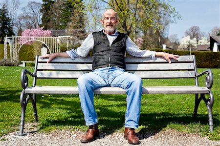 portrait of family on park bench - An old man with a grey beard is sitting in the park Stock Photo - Budget Royalty-Free & Subscription, Code: 400-05381596